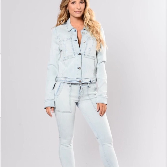 Fashion Nova light wash denim jacket - Picture 4 of 5